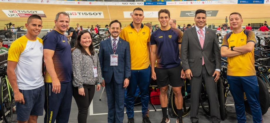 Consulado General de Colombia en Hong Kong acompañó a ciclistas colombianos en la Copa Tissot Hong Kong 2024