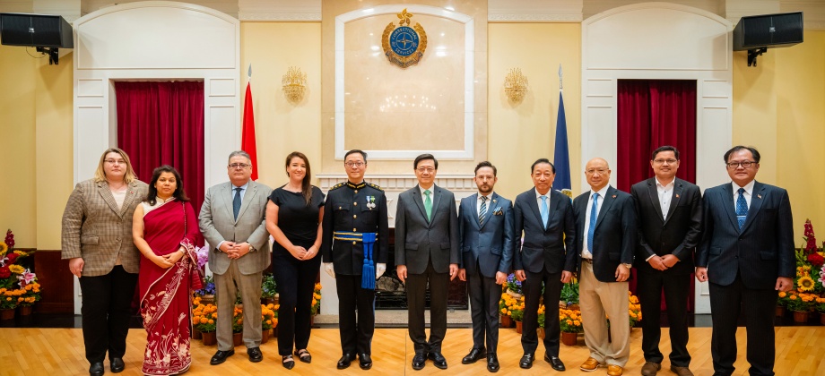 Cónsul de Colombia asistió al desfile de los nuevos oficiales correccionales de Hong Kong
