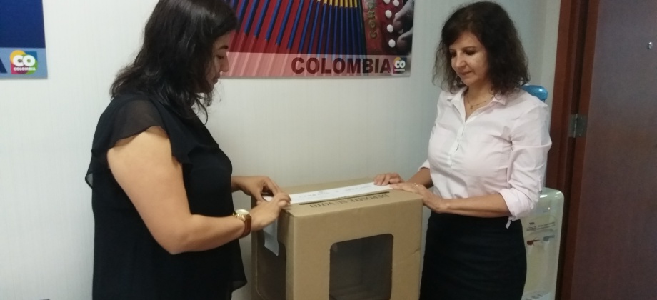 Con apertura del puesto de votación en Consulado de Colombia Hong Kong se inició jornada electoral