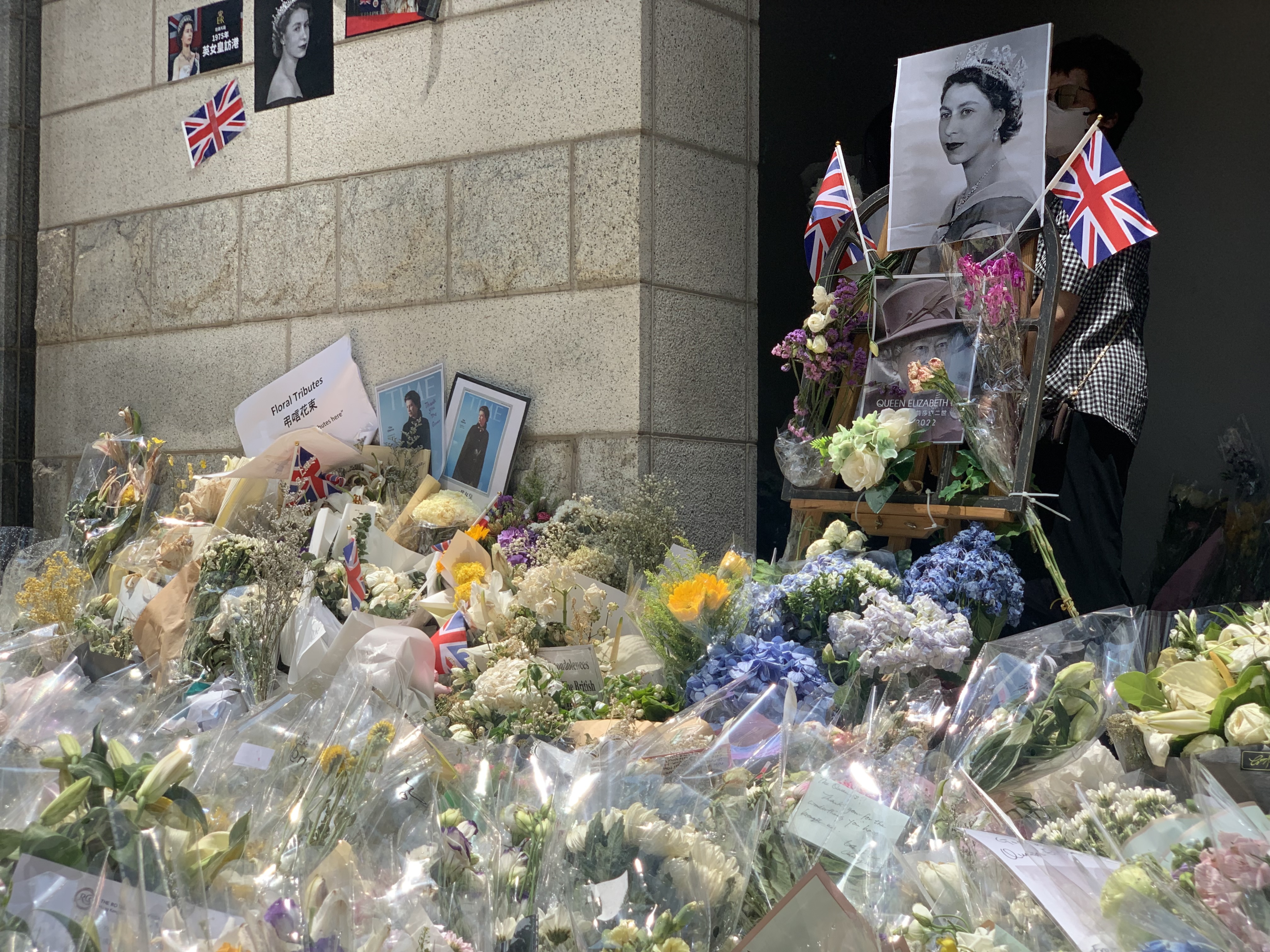 Cónsul de Colombia firmó el libro de condolencias del fallecimiento de la Reina Isabel II en Hong Kong