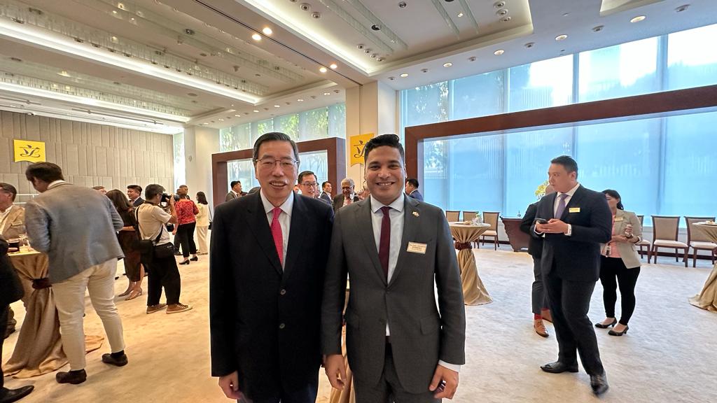Presidente del Consejo Legislativo de HK  Andrew LEUNG Kwan-yuen y Luis Fernando Orozco Barrera, Cónsul General en Hong Kong.