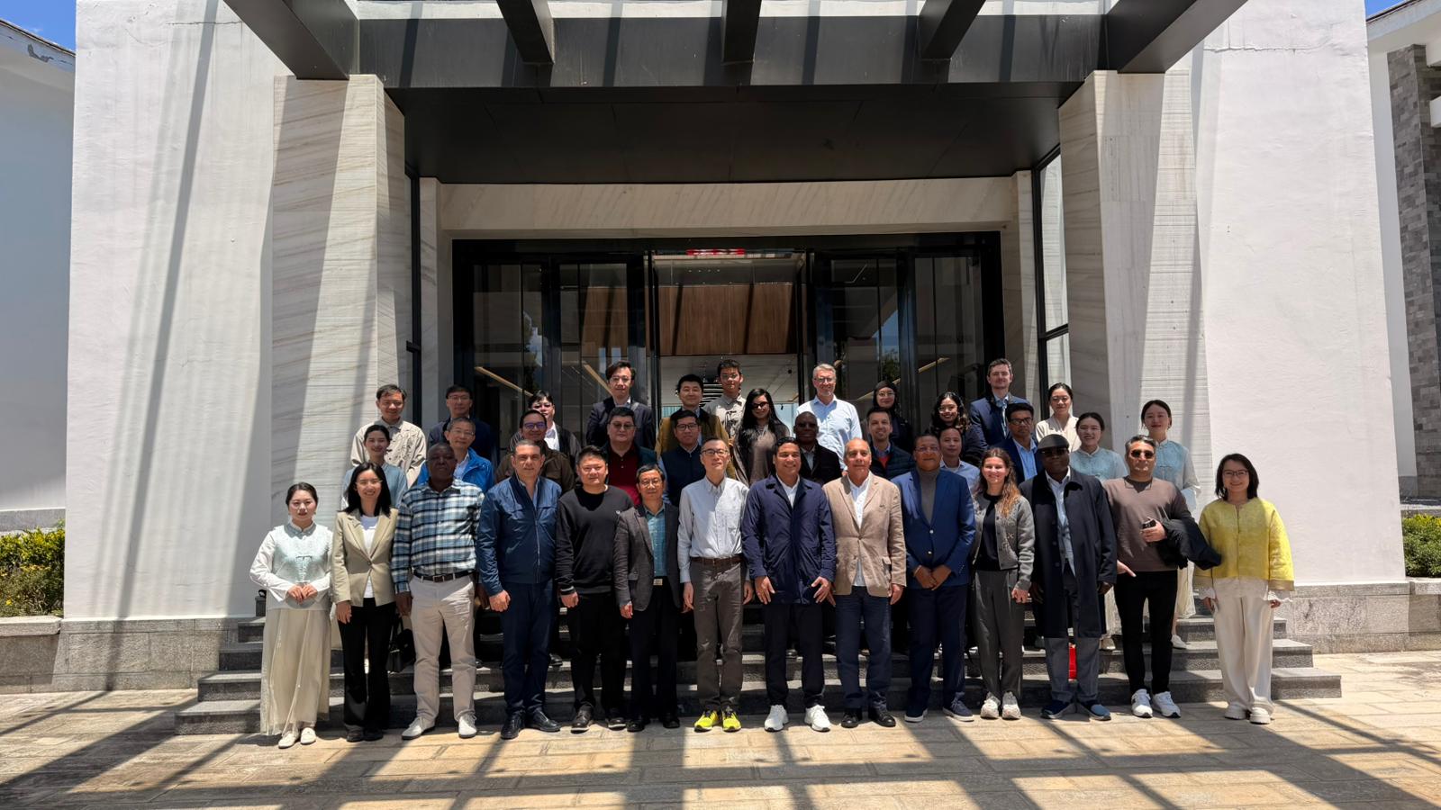 Colombia participa en misión consular a Yunnan y destaca oportunidades de cooperación en flores y café