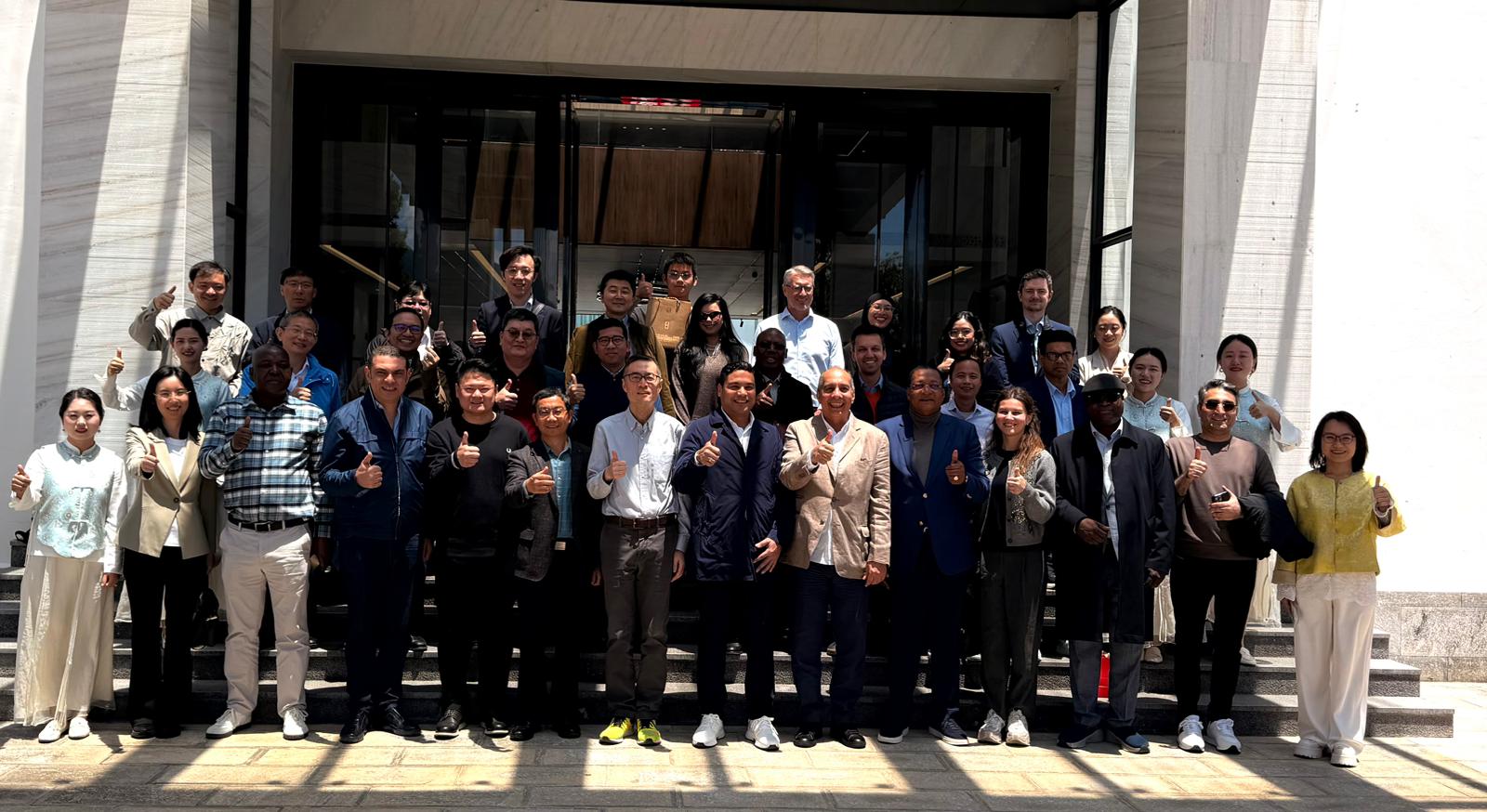 Colombia participa en misión consular a Yunnan y destaca oportunidades de cooperación en flores y café