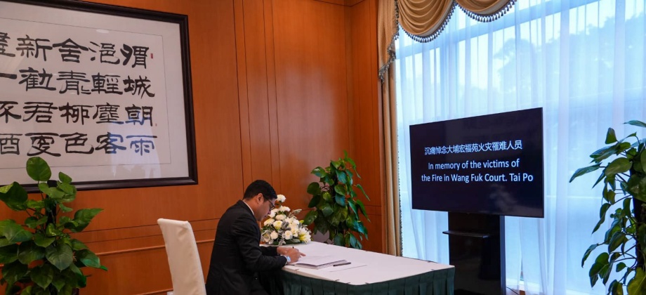 Cónsul General de Colombia en Hong Kong firma libro de condolencias en memoria de las víctimas del incendio en el Distrito de Tai Po