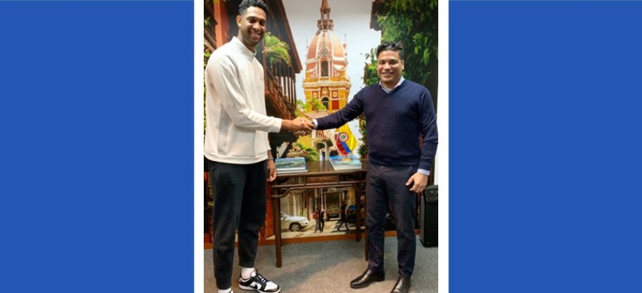 El basquetbolista cartagenero Tonny Trocha, quien juega en los Morelos de los Hong Kong Eastern, visitó la sede del Consulado de Colombia 
