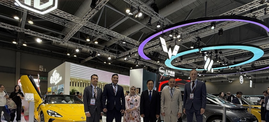 Luis Fernando Orozco, Cónsul de Colombia en Hong Kong, conoce de primera mano los avances en la industria automotriz en la feria AsiaWorld