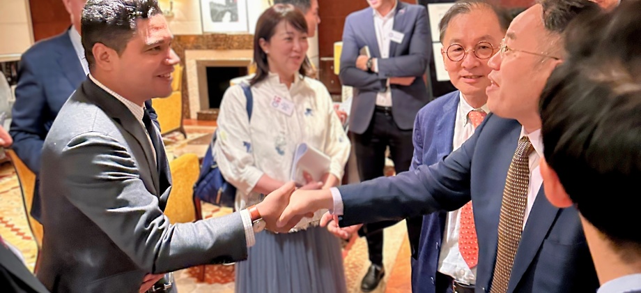 Foto: Luis Fernando Orozco, Cónsul General de Colombia estrechando la mano de Christopher Hui, GBS, JP, Secretario (Ministro) de Servicios Financieros y del Tesoro de Hong Kong.