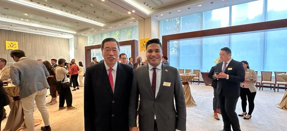 Presidente del Consejo Legislativo de HK  Andrew LEUNG Kwan-yuen y Luis Fernando Orozco Barrera, Cónsul General en Hong Kong.
