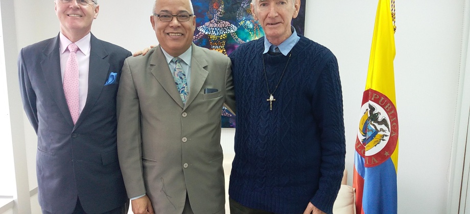 Sacerdote John Wotherspoon dialogó con el Cónsul de Colombia en Hong Kong sobre la campaña “No más mulas”