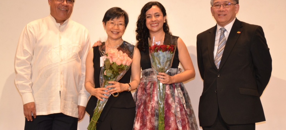 El Cónsul de Colombia en Hong Kong y la violonchelista colombiana participaron en el concierto organizado por la Escuela Secundaria Fundación 