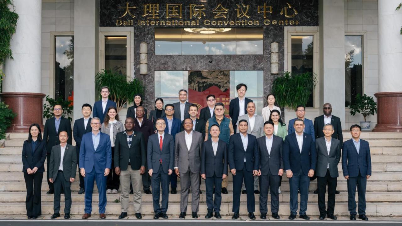 Colombia participa en misión consular a Yunnan y destaca oportunidades de cooperación en flores y café