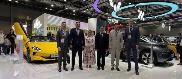Luis Fernando Orozco, Cónsul de Colombia en Hong Kong, conoce de primera mano los avances en la industria automotriz en la feria AsiaWorld