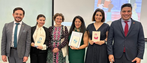 Consulado de Colombia entrega 18 libros en español de la Biblioteca de Escritoras Colombianas a la Escuela de Lenguas Modernas y Culturas de la Facultad de Artes de la Universidad de Hong Kong