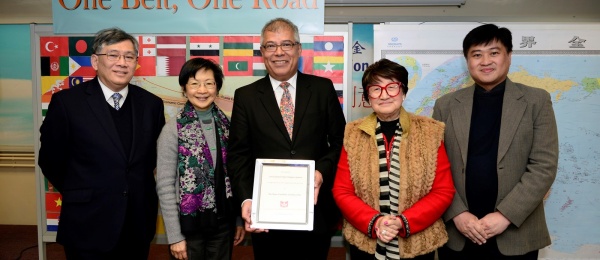Cónsul en Hong Kong realizó una presentación sobre Colombia y su cultura en la Escuela Secundaria Fundación China