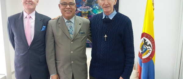 Sacerdote John Wotherspoon dialogó con el Cónsul de Colombia en Hong Kong sobre la campaña “No más mulas”